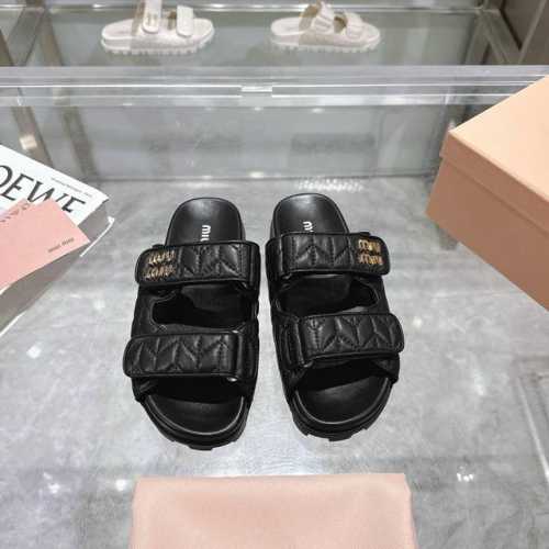 miumiu*缪缪/25夏季新品，全球最火凉鞋， 出现在各大时装杂志封面·各路明星、小红书博主着用～搭配长裙 鞋面：混种羊皮电绣 内里：羊皮内里 码数：35-4