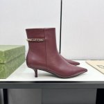 Gucci 经典爆款秋冬尖头链条高跟短靴！ 今年最不能错过的一双靴子！整体楦型流畅秀气，精致百搭又不失时髦感细 腻的皮质感，很软很舒服，鞋面镂空显得性感又高级，