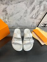 工厂价 品牌： Louis Vuitton 路易威登 描述：最新款男士lv拖鞋时尚主打潮流，百搭爆款，简单不失品味，潮人必备，散发时尚休闲气息，时尚就在脚下，自