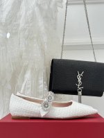 厂价 Roger Vivier｜Rv经典 尖头水钻玛丽珍高跟鞋 原版定制鞋楦 版型超正 超显气质 真是越看越上头那种 什么神仙鞋也太美了吧！ 完全仙女下凡闪闪亮