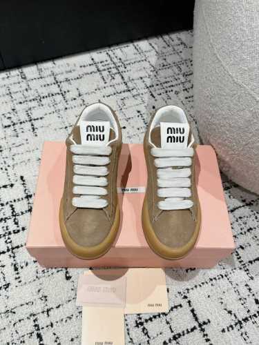 Miumiu丨缪缪 24 新款美式复古风休闲鞋 颜值担当火爆款脏脏鞋 不得不入的一款～做旧时尚，简约高级 随意搭配上脚非常舒适，年度必入款！早春最新走秀款运动小