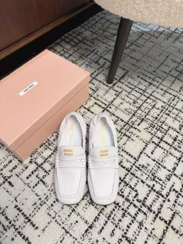 代购级平底 粗跟 Miu Miu 24ss秋冬季 布洛克乐福鞋 这款布洛克鞋线条简约设计经典，饰以Miu Miu徽标搭扣等金属细节。鞋面采用了进口 胎牛皮 羊皮