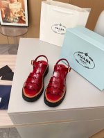 PRADA 普拉达 25ss 春夏新款 凉鞋简单的设计大概就是它最让人喜欢的点 不是烂大街的那种 很有自己的品牌个性面料采用小牛皮 内里垫脚混种羊皮 跟高：4.