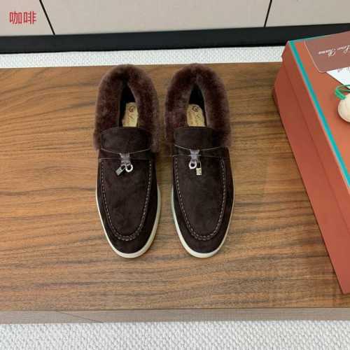 Loro Piana 领口毛乐福鞋。意大利顶级羊绒复古优雅低调奢华。时尚性与皮料实用性同样兼具依然全网最高品质。鞋面羊京，羊毛垫脚，领口羊毛。原版大底。配卡片、