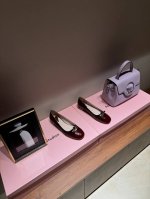 Roger Vivie* Rv经典爱心 平底玛丽珍鞋 鞋面采用进口牛漆皮 内里垫脚混种羊皮 意大利进口牛皮大底 Size：35-39 40定制 编号379-2