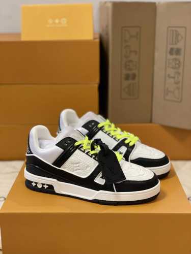 顶级版本 上线男款39-44 45.46 Virgil Abloh 向篮球鞋设计汲取灵感，推出标志性 款号1A5Q1C，LV Trainer 运动鞋，经典的花纹