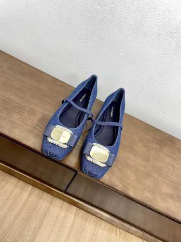 顶级版本代购级ferragamo24春夏芭蕾舞鞋 菲拉格慕vara芭蕾舞，打破了她原有优雅的气质，展现出更多不一样的风格，展现出烂漫又随性的意式风情，脚感轻盈软