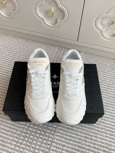 Prada普拉达三角标Prax 01 厚底运动鞋 顶级品质 Prax 01运动鞋展现当代设计，融入Prada各系列的经典材质与细节。鞋面采用再生尼龙面料，搭配皮
