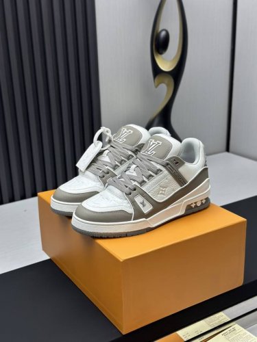 工厂直销 顶级版本 LV-路易威登-经典走秀新款空胶工艺 原版1：1开发复刻！！上脚非常舒适 奢侈用料，做工精细，中底印有欧洲制造英文字母鞋面由意大利进口小牛皮