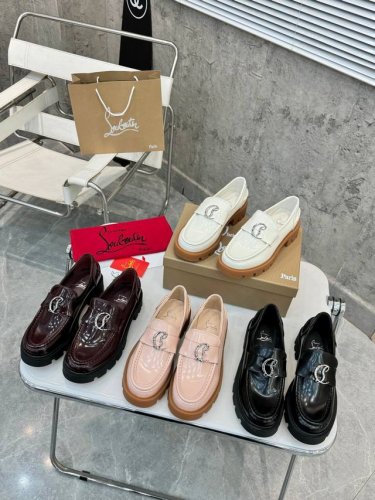顶级版本 独家定制 代购级⑦个颜色供选择。重磅推出 Christian Louboutin Cl 标识设计 红底鞋最新走秀款 简称cl 红底鞋 T台走秀款小新清