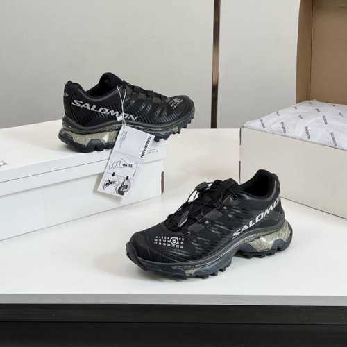 顶级版本 男码10SALOMON萨洛蒙x MM6马吉拉 联名 X-Alp系列 情侣款 户外 休闲 运动鞋 这款由MM6全新演绎的X-AIp专注于其空气动力学的外
