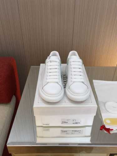 麦昆。高品质顶级版本。Alexander Mcqueen 经典明星爆款百搭小白鞋 已升级，全新一代新楦型楦型经过一年刻苦打磨，复刻出与正品百分百一致的整体楦型以
