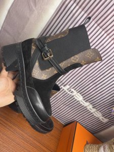拿货 高版本lv 驴牌经典高跟马丁靴沙地靴系列原版一比一复刻 可对比细节 楦形 材料 大底等 鞋面牛皮 老花皮拼接 牛皮里 整条鞋带都是真皮切条 跟高7Cm水台