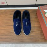 Loro Piana 领口毛乐福鞋。意大利顶级羊绒复古优雅低调奢华。时尚性与皮料实用性同样兼具依然全网最高品质。鞋面羊京，羊毛垫脚，领口羊毛。原版大底。配卡片、