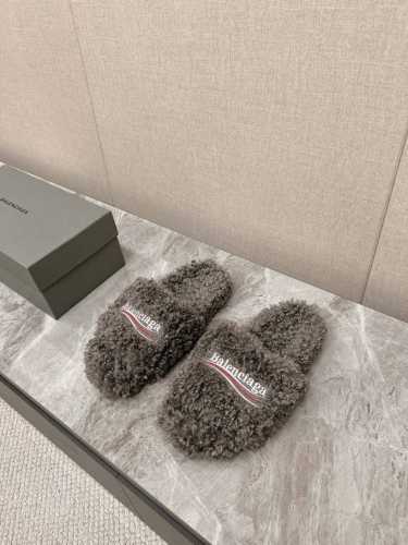 Balenciaga巴黎世家 新款情侣棉拖 可乐刺绣斜纹磨毛棉布面拖鞋 顶级版本超火巴黎世家毛拖 情侣尺码 时装博主与欧美明星大爱款 冬季必备款 时尚却不过分张