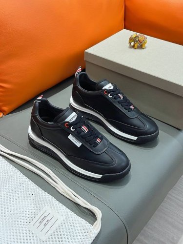 工厂价 Thom Browne 汤姆 布朗再上爆款！这个新锐品牌 让我们有了放松 时髦 个性的新选择 Tb风暴.鞋面采用原版进口牛皮内里羊皮内里。鞋底采用原版鞋