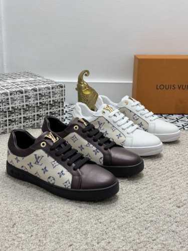 出厂价 实价 顶级精品-新款路易威登~最新款ss运动板鞋 回头率爆棚 正版开发代购级别品质此款牛皮拼接帆布搭配羊皮内里，时尚百搭 鞋头楦型挺而饱满，鞋底lv原厂