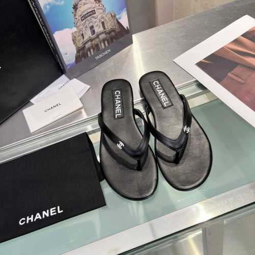 Chanel｜小香24C春夏新品 双c人字拖 大爆款已经被它的美貌折服 有拖鞋随性自然 又彰显品牌特色 满满的高级感 上脚超洋气 鞋面丝绒牛皮 内里采用混种羊皮