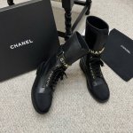 代购级 Chanel小香经典款字母骑士马丁靴..... 这一款马丁靴，真的是一鞋难求 上脚超显腿长，金色logo字母超级帅气自带高级感！ 风格偏帅美帅美的～传说