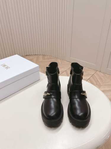 短靴款 高靴 Di0R 迪奥 秋冬新款短靴 高版本 Dior 标志字母靴子 彰显经典设计。经久不衰的马靴造型，采用柔软的黑色牛皮革制作，打造休闲又不失优雅的风格