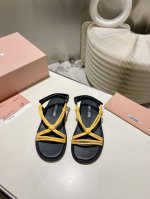 p230原版一比一复刻 miumiu2025夏季新款，全球最火沙滩凉鞋， 出现在各大时装杂志封面·、小红书博主都在推荐、闭眼入都是不会后悔Zp开发鞋型、细节到位
