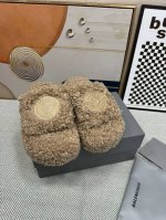 顶级版本 厚底真羊毛！新色！Balenciag 巴黎世家潮品毛拖 ！ 最新的 Political Campaign 徽标刺绣！高级感满满当当！ 欧美名媛 明星