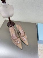 网纱后空 高跟鞋 PRADA 三角跟高 7.5 cm简约设计 搭配三角标 logo 的设计和简约的线条 很有格调 简单纯粹得色调 原版开模 舒适炸街 杏色网纱材