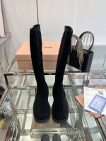 顶级版本 Miu Miu 缪缪24Ss秋冬最新走秀爆款系列 今年最值得入手的靴子 没有之一！超多网红明星上脚 。Miumiu今年秋冬确实泰酷辣，采用进口小牛皮，