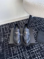 代购级 Prada普拉达 24Ss 秋冬 厚底三角标乐福鞋 时尚厚底休闲乐福鞋 独到味道，人人都爱也轻松驾驭 每年都会爆.还有就是百搭经典的鞋楦，足以征服你，穿