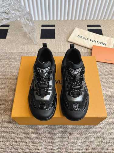 LV 路易威登Runner tatic系列 厚底 休闲运动鞋跑鞋 顶级版本，原版开发 做货 本款 runner tatic 运动鞋融合网格面料和饰带等科技材质，