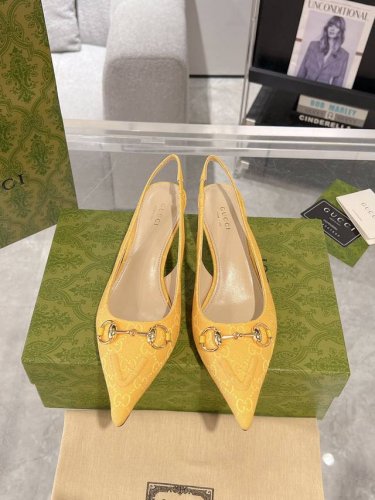 新品 女士马衔扣尖头露跟浅口凉鞋 这款优雅的露跟浅口鞋甄选黑色皮革匠心制作，颇具辨识感的品牌元素马衔扣为鞋履中央增添亮眼点缀。尖头、松紧绑带和低跟相辅相成，造就