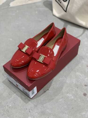 工厂价 390 现货Sf Ferraga*O 菲拉*慕 经典圆头蝴蝶结平底乐福鞋皮料采用进口软牛漆皮很适合上班族穿上脚非常百搭秀气，可正式可休闲精致做工，细节欢