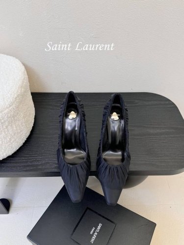 Saint Laurent 圣罗兰Lee金属钻链条尖头高跟鞋YSL姐姐的美丽尤物高跟鞋 又是人间圣罗兰 Rose同款的高跟鞋化很好修饰脚型，奢华金属链 这几年S