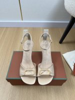 高版本 Loro Piana 2025L P2055春夏新品 专柜最新走秀款坡跟凉鞋系列泰裤辣！妥妥神器一枚 很有型 很轻便，脚感满分夏天真的太需要百搭鞋了，怎