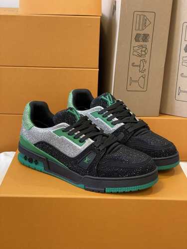 顶级版本 情侣款 本款 Lv Trainer 运动鞋闪烁水晶的炫目光芒，向设计师virgil Abloh 春夏系列推出的原版设计致敬。繁复鞋面和橡胶外底宣示经典