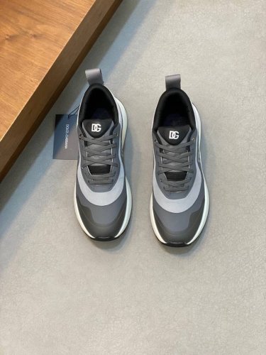 新品Dolce&GabbanaDG高端男士运动休闲鞋。顶级专柜原单货。 原版进口牛皮 多种材质拼接设计进口牛皮内里 牛皮垫脚原版TPR弹力大底。 Size：39