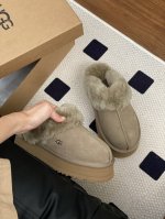正码 Ugg｜ 专柜最新 厚底星拖 鞋底厚底：约 3Cm 鞋面设计，鞋面采用优质翻毛皮，亲肤舒适。 鞋内里材质，采用隆丰羊皮毛一体。蓬松柔软，双重御寒升级。 鞋