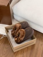 正码 Ugg｜ 专柜最新 5 公分，后绑带厚底星拖 Eva松糕鞋底 此图、鞋底厚度：5公分 鞋面内里羊皮毛一体、鞋垫为真羊毛材质 有松紧带很跟脚哦 厚底的设计也