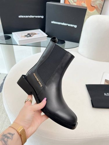 冲量价: Alexander Wang 亚历山大 王 秋冬新品 纽约时装周大王字母靴上新 Ins风格新款推出 使用了大王经典方跟简洁风，讲究线条的设计理念，女王
