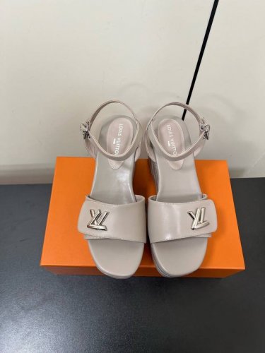 Lv最新恨天高 坡跟水台凉鞋2025夏季最新款Louis Vuitton 路易威登女款LV字母高跟凉鞋，此款V家凉鞋背面的Shake开放式臀部设计由进口小牛皮制