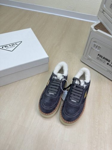 羊毛里 擦色做旧 Prada 简约设计 搭配三角标 Logo 的设计和简约的线条 很有格调 简单纯粹得色调 原版开模 舒适炸街 普兰牛反绒皮 Logo 擦色工艺