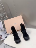 顶级版本miumiu秋冬限量走秀款长筒靴！ 今年最值得入手的靴子 没有之一！易梦玲同款超多网红明星上脚 Miumiu今年秋冬确实泰酷辣 秋冬限定款 专柜非常难买