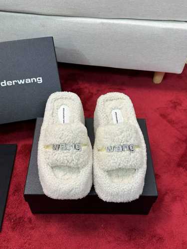 厂价 Alexanderwang｜亚历山大王22Ss秋冬新品 厚底松糕字母毛毛拖鞋 秋天拥有一双好看又时髦的羊毛拖鞋 真的蛮重要出门简单方便随脚一蹬 还能各种搭