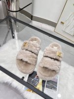出厂厚底 L家24年最新版面new Arrival 羊毛拖鞋 金属字母扣 室内外穿着皆宜。纯羊羔毛材质，鞋面专业处理粟子头花纹，水台高密度发泡材质，轻盈舒适简约