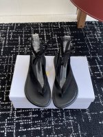 东莞代购级 The Row 25Ss 沙滩 人字凉鞋第一眼看到这个鞋子给人感觉很简单不起眼 其实上脚很好看，主要也好穿，整个鞋子非常柔软不磨脚 脚感非常好，软绵