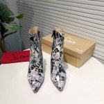 真皮底 橡胶底 品牌:法国著名品牌红底鞋christian Louboutin 克里斯提.鲁布托原版1: 1制作 性感时装靴 简单大气细跟小尖头尽显女人味让别人