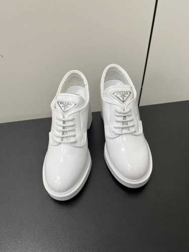 Prada 经典款倒三角复古高跟单鞋 普拉达真的是超级复古 每款鞋都很美 这款单鞋特别的好看今年最新的倒三角标志设计感也很强！注意看鞋头一双好的鞋子摆在哪里鞋型