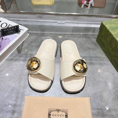 6066 白 35-41 20世纪60年代的标志性设计，船锚链的设计灵感源自繁华璀璨的游艇世界。这款拖鞋采用柔韧皮革匠心打造，考究细节流露优雅韵致。 白色皮革