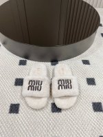Miumi* 缪缪秋冬新款厚底毛毛拖 每逢秋冬来临 毛拖是必不可少的单品 不仅足够保暖 还能拥有舒适的触感无论搭配什么都有种漫不经心的时髦纯羊毛 有用手拨开是厚