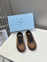男装10 Prada 普拉达春夏秀款薄底德训鞋 25ss秀款出境率最高的单品 鞋面麂皮有肌理感，内里羊皮包裹，软软糯糯的 鞋垫加厚小羊皮，踩上去无比舒适，有支撑